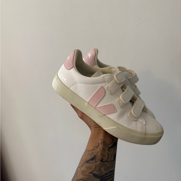 Veja Women's Cream and Pink Velcro Sneakers RECIFE LEATHER WHITE GUIMAUVE - Picture 4 of 11